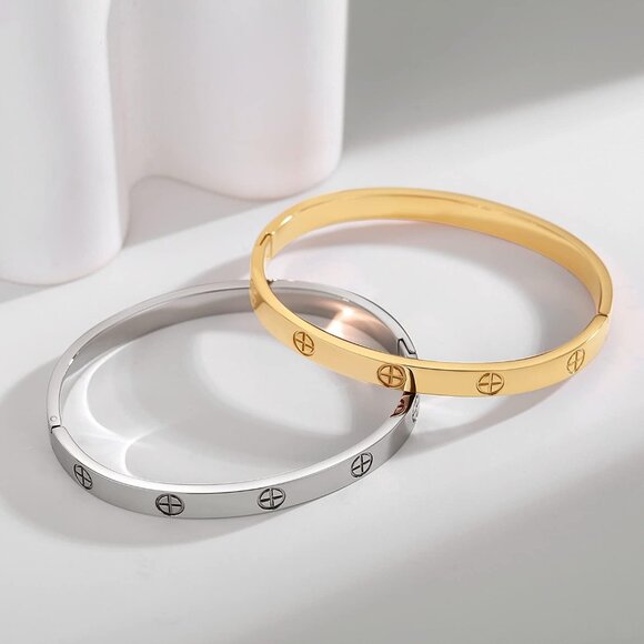Women's Gold-Plated Stainless Steel Bangle Bracelet 7.5 Inches Elegant Jewelry - Picture 6 of 7